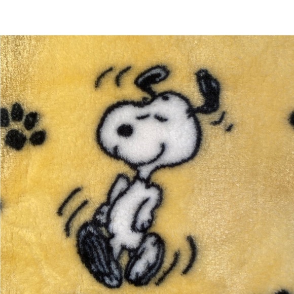 Peanuts Snoopy Yellow Blanket Throw - Picture 6 of 7